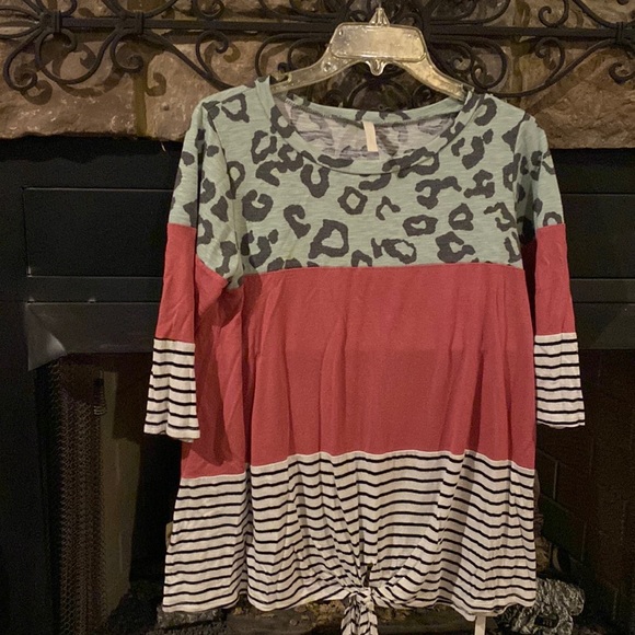 Mixed patterned cotton blend top. Lilypad brand. - Picture 1 of 6